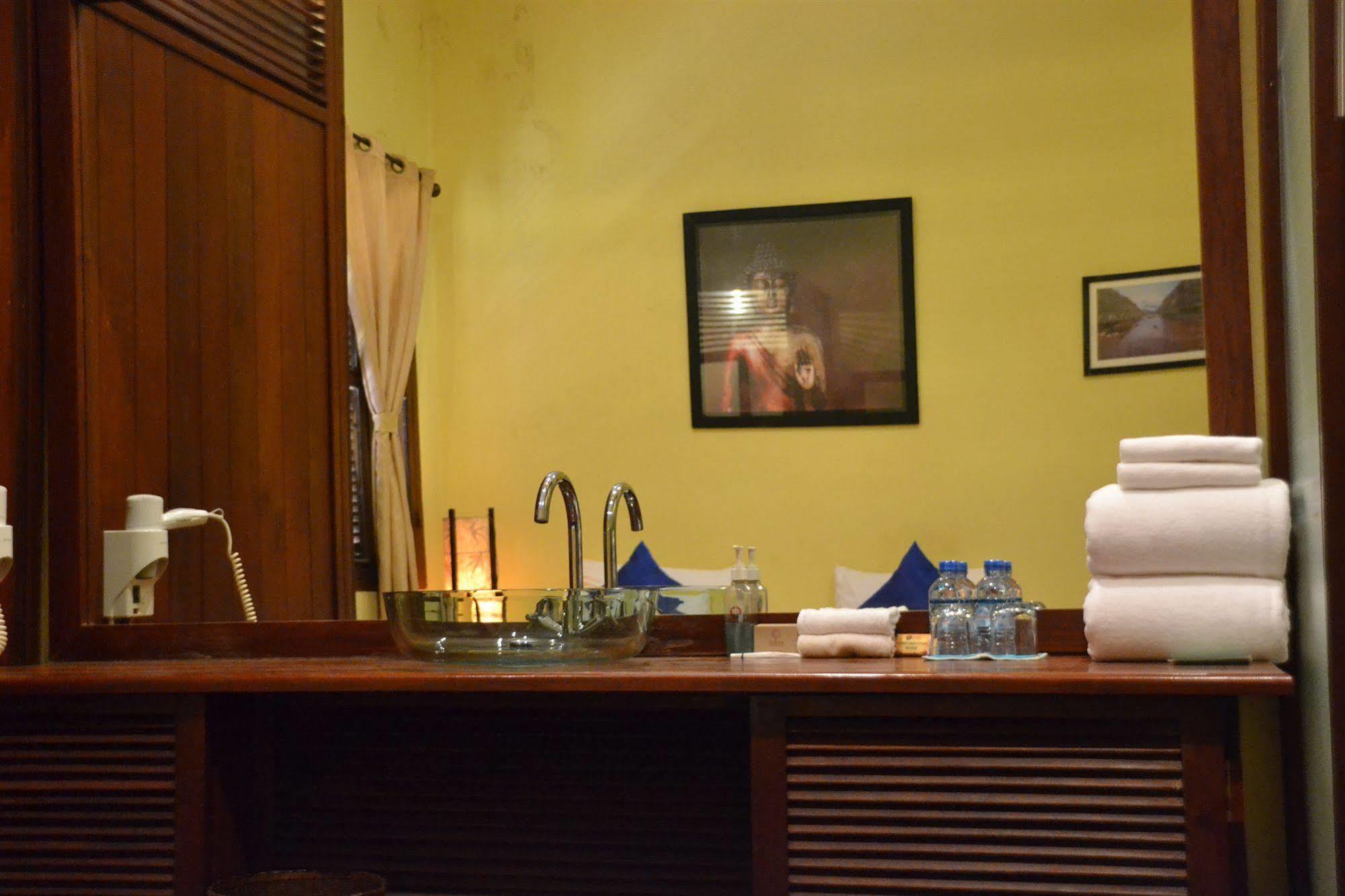 Inthira Thakhek Hotel Ngoại thất bức ảnh