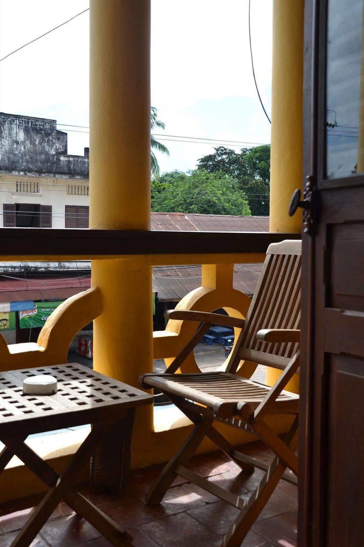Inthira Thakhek Hotel Ngoại thất bức ảnh
