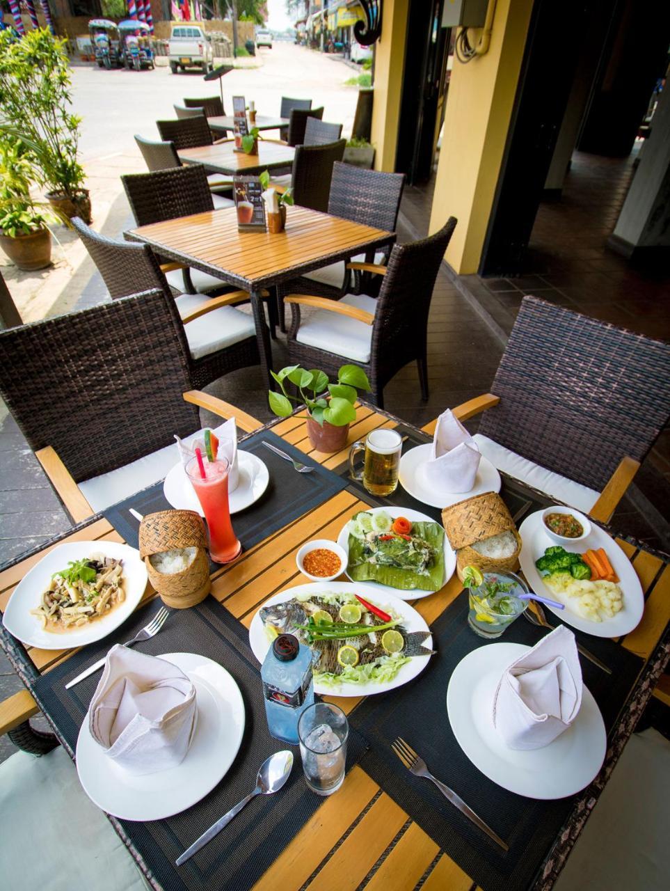 Inthira Thakhek Hotel Ngoại thất bức ảnh